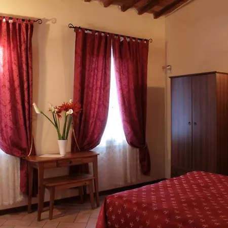 לינה וארוחת בוקר Il Bargello 3*